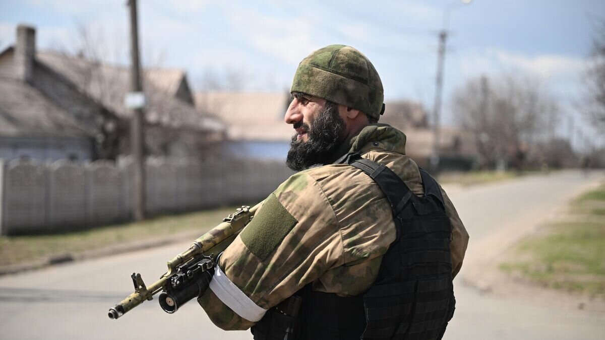    Боец специального отряда быстрого реагирования (СОБР) "Ахмат" в ходе патрулирования улиц Мариуполя© РИА Новости / Илья Питалев