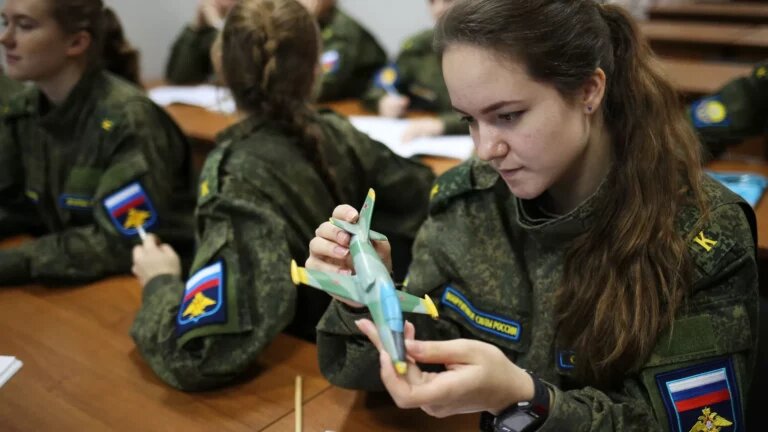    В России из авиаучилища выпустили первых военных летчиц Кристина Просвиркина