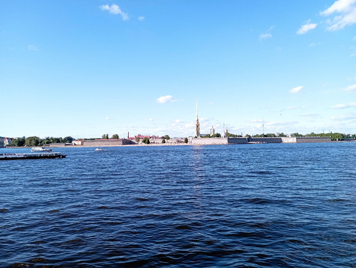 Вид на Петропавловскую крепость с Дворцовой набережной