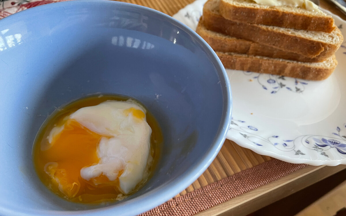 А вот так я его растормошила вилкой, желток внутри жидкий 