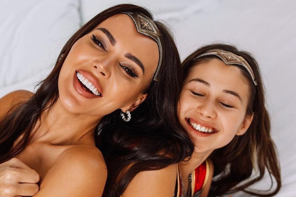     «Чудо-женщины разных возрастов и Бэтмен»: Самойлова с детьми и Джиганом совершили перевоплощение