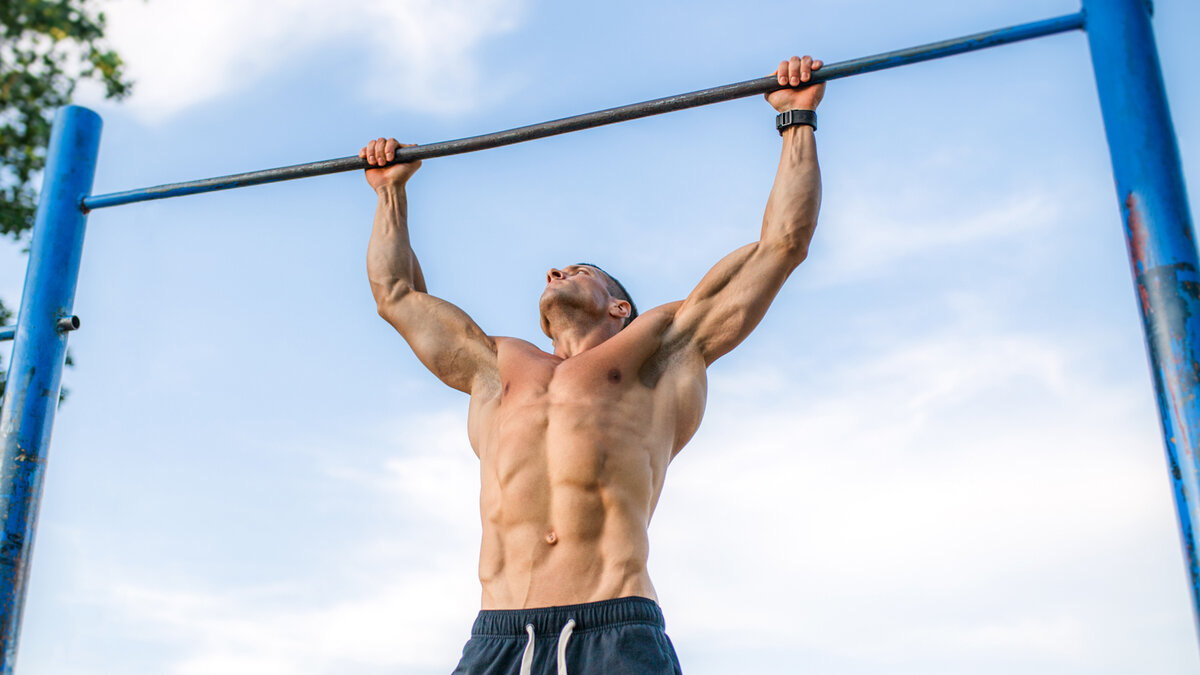 Подтягивания фото. Подтягивания (Pull-ups):. Спортсмен на турнике. Парень на турнике. Турник.