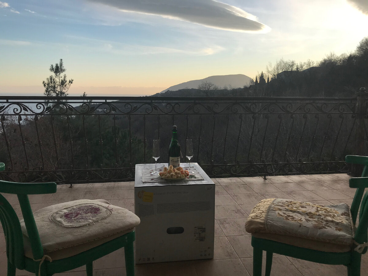 Первый вечер на балконе только что купленного  дома в Крыму. Январь 2020 года. В качестве столика - коробка из-под принтера)). 