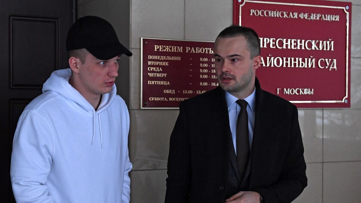    Видеоблогер Эдвард Бил выходит из Пресненского районного суда города Москвы© РИА Новости / Валерий Мельников