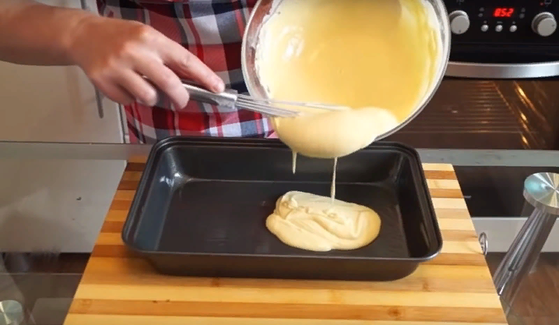 Приготовление жидкого теста. Тесто в форме для запекания. Заливают тесто в формы. Морковное тесто в форме. Готовим тесто для заливного теста.