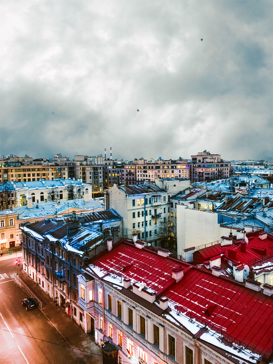 📍 Вот это да! Когда я фотографировала этот замечательный вид с противоположной крыши, то ничего не увидела. И только дома, приблизив снимок, чтобы рассмотреть его детально, удивилась не то слово! На одной из конструкций сидит маленький ангелочек. Вот он типичный Питер и этим всё сказано!