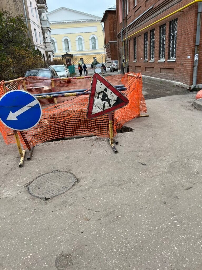 Разрезанный оврагом пустынный двор зарос. Рязань дворы. Дом двор. Улица города. Перекопали дорогу Рязань.