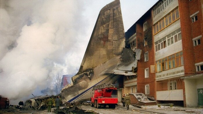 Хвост упавшего Ан-124, частично разрушивший жилой дом. /Фото: sibreal.org