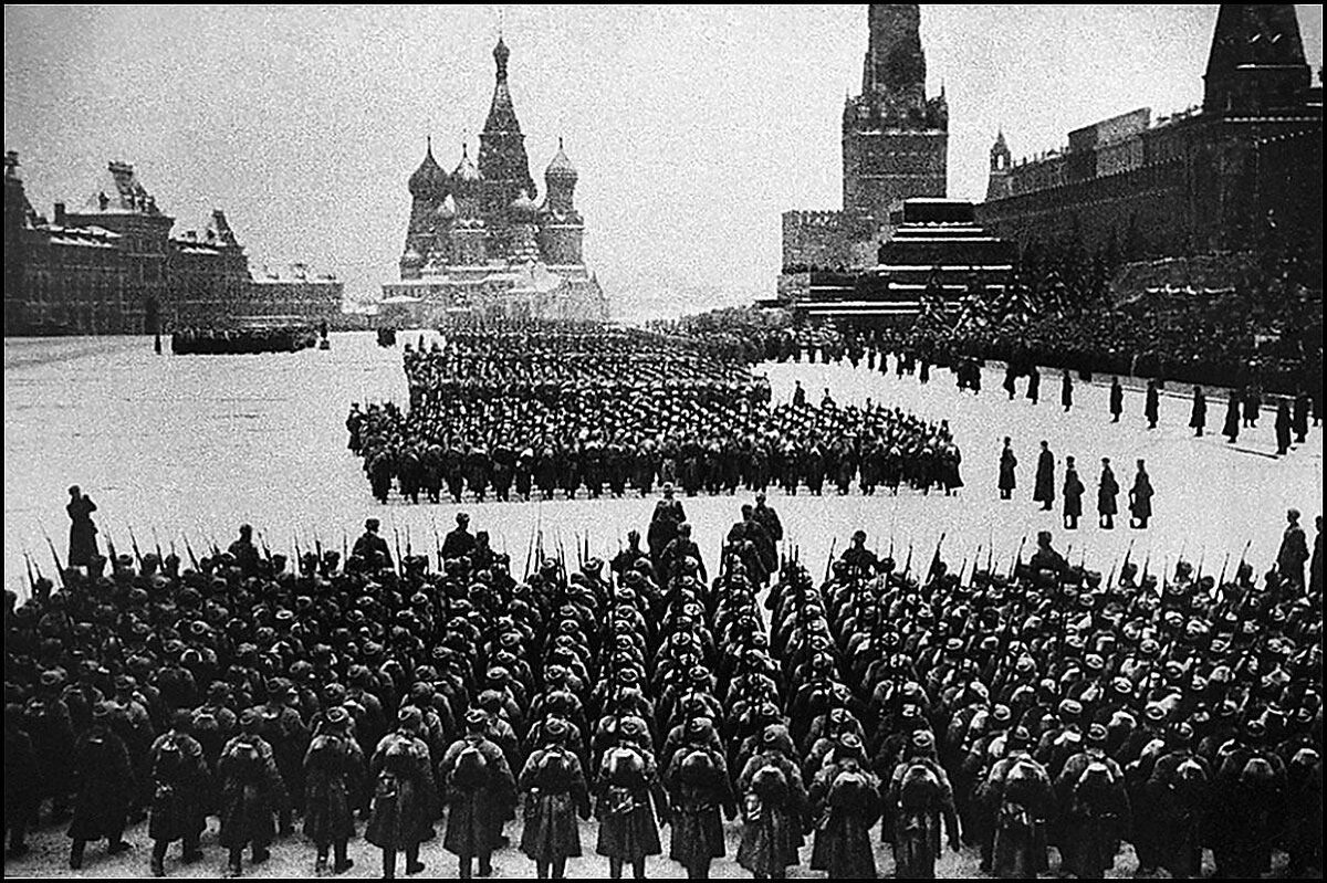 7 ноября 1941 года на Красной площади состоялся военный парад в честь 24-й годовщины Октябрьской революции.