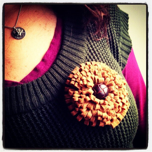    Хризантема из фетраИсточник: designbynight.blogspot.com/