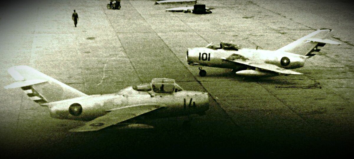 МиГ-15УТИ (FAR-14) и МиГ-15 (FAR-101) на авиабазе Сан-Антонио-де-лос-Баньос, 1963 год. (Фото: Адриан Леон Айя.)