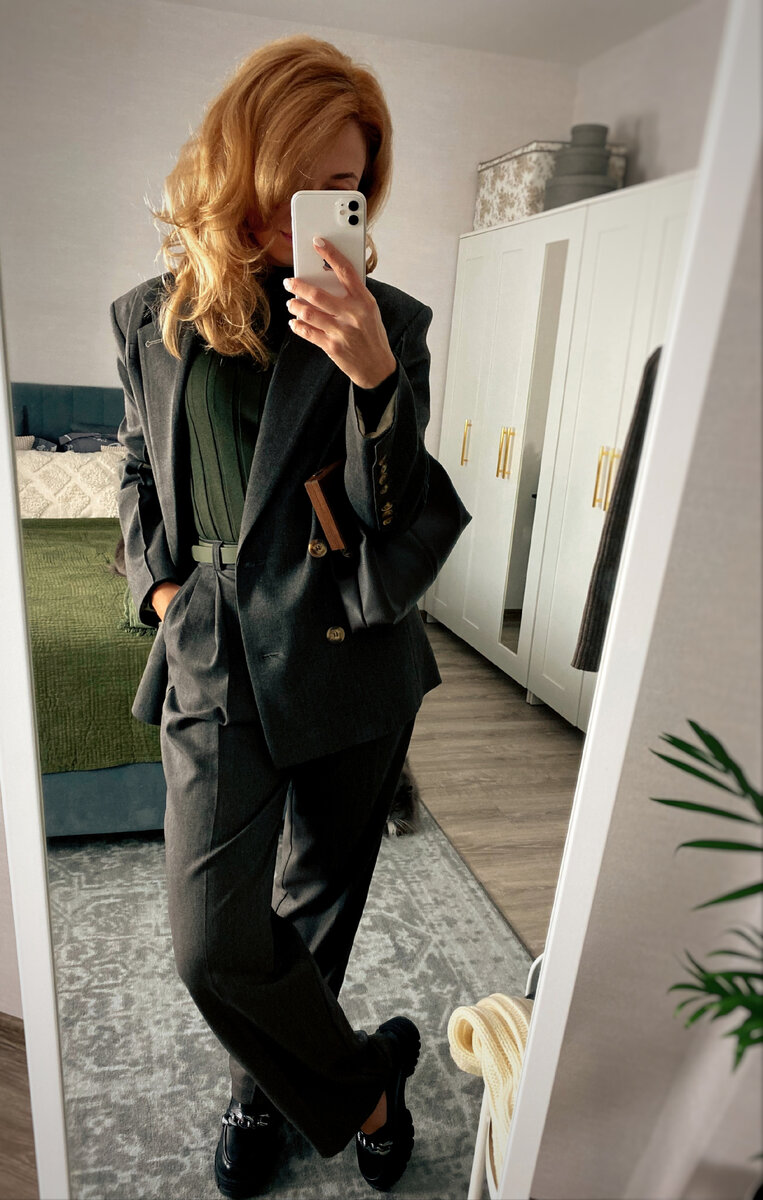 Актуальные широкие брюки и двубортный жакет с петлей на лацкане. Брюки прекрасно подойдут не только для работы в офисе, но и для любых городских дел, а жакет можно смело носить отдельно с джинсами или брюками из экокожи.  Жакет и брюки на мне в размере S.