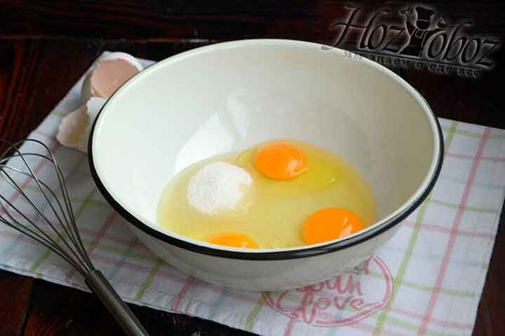 Соединяем в глубокой миске яйца с сахаром.