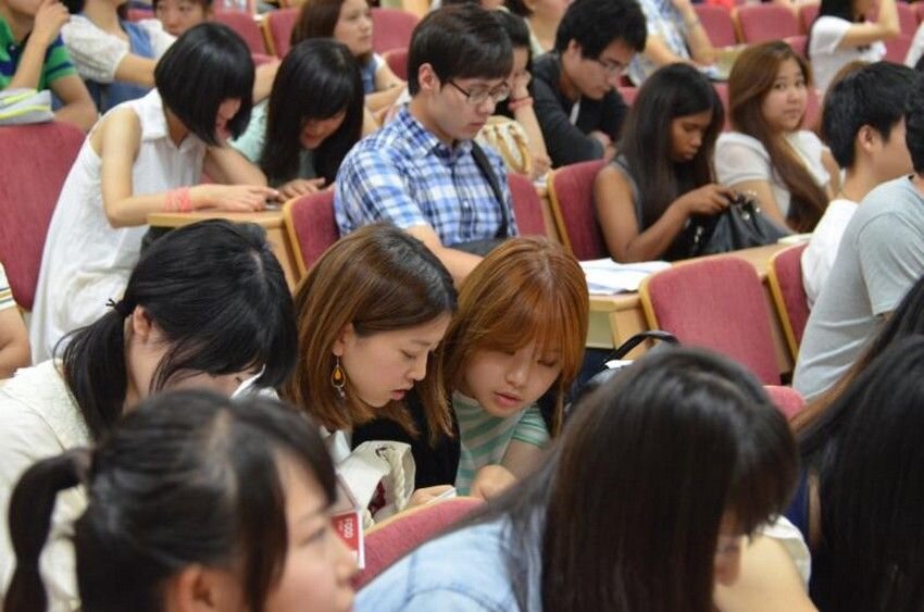 Как поступить в университет в корее. Кангвон университет Кореи. Образование в Южной Корее университет. Корейцы в университете. Южная Корея студенты.