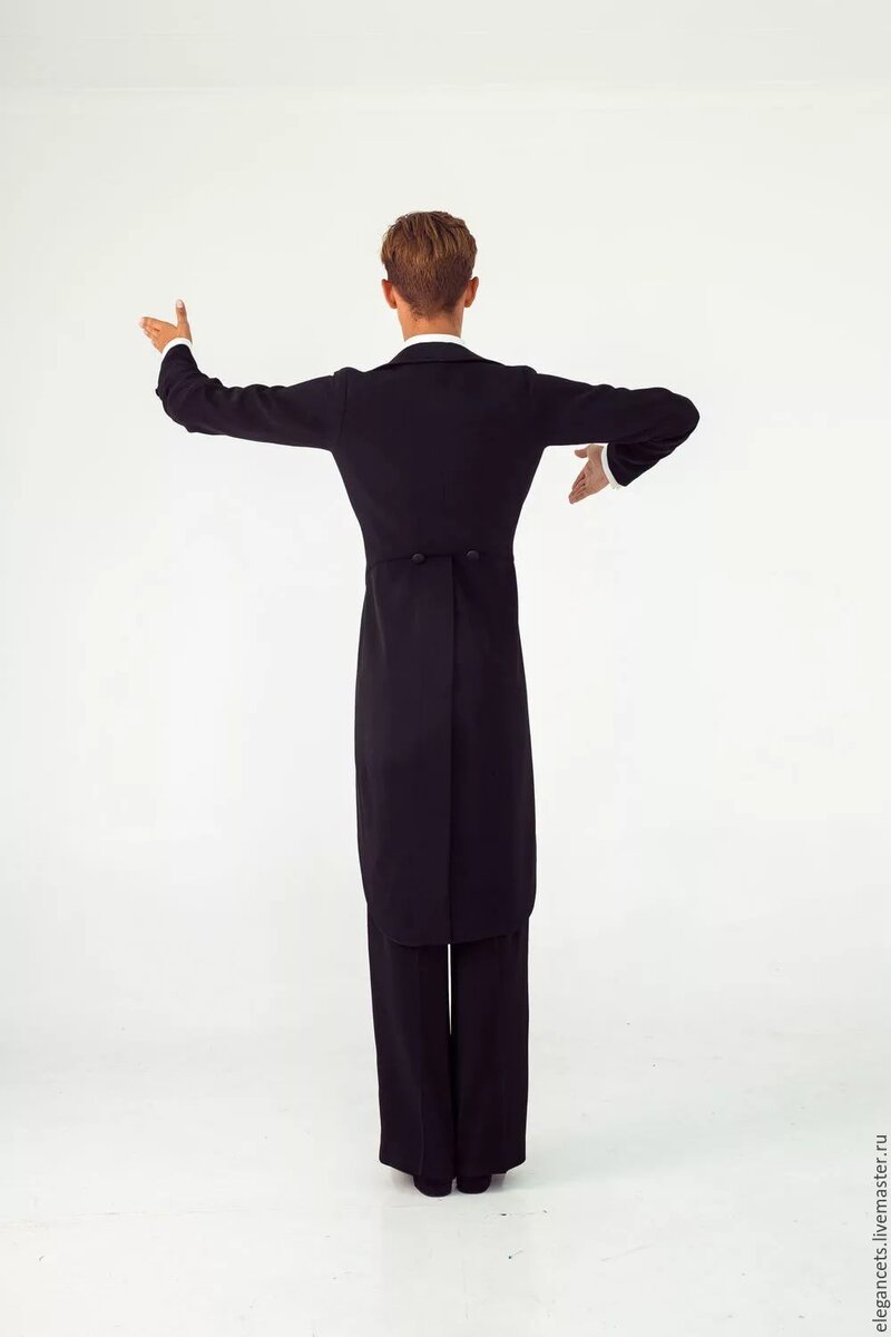 Сзади в такой позиции всё должно быть идеально ровно, без всяких заломов и перекосов. А когда опустит руки - уже никого не интересует, как фрак сидит😉