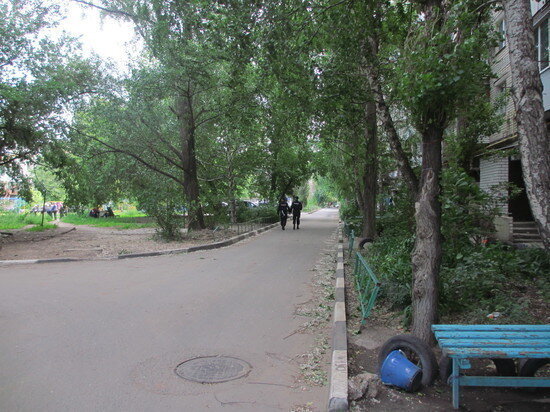     Следователи в Саратове выясняют, по чьей вине пенсионерка упала в открытый люк