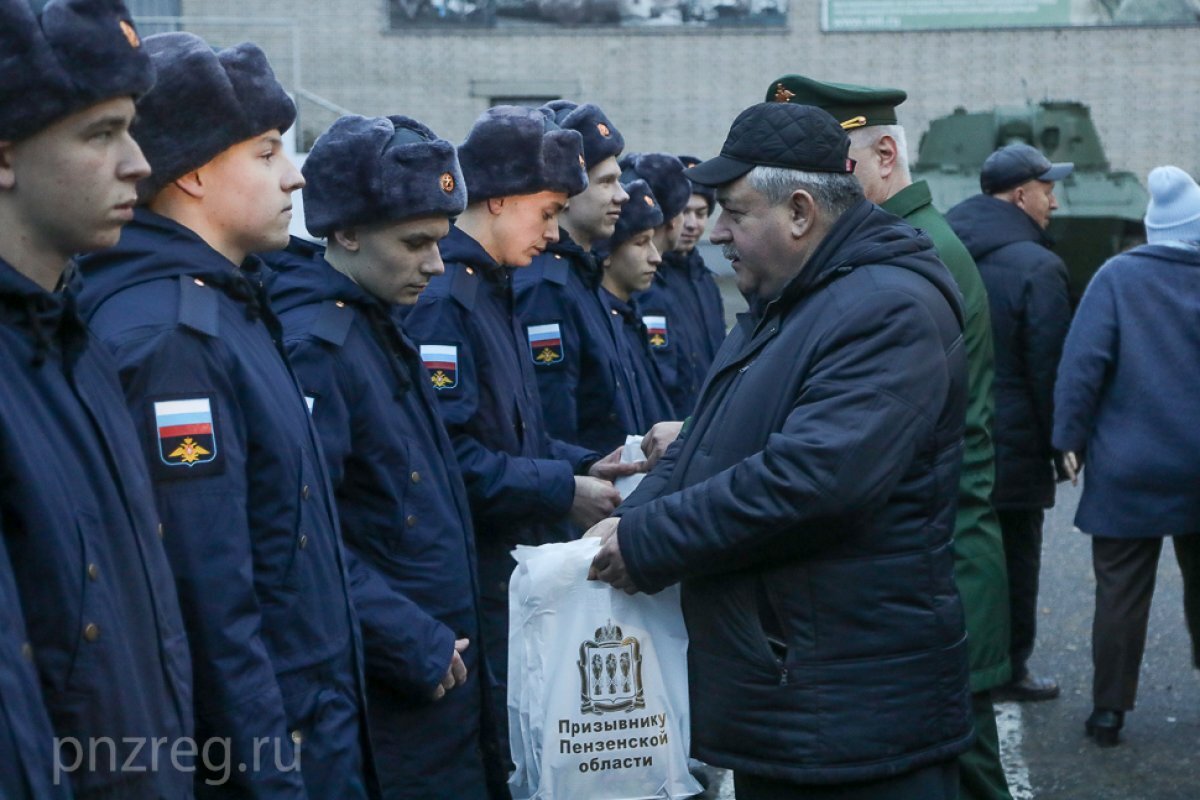    В Пензе проводили первую партию призывников