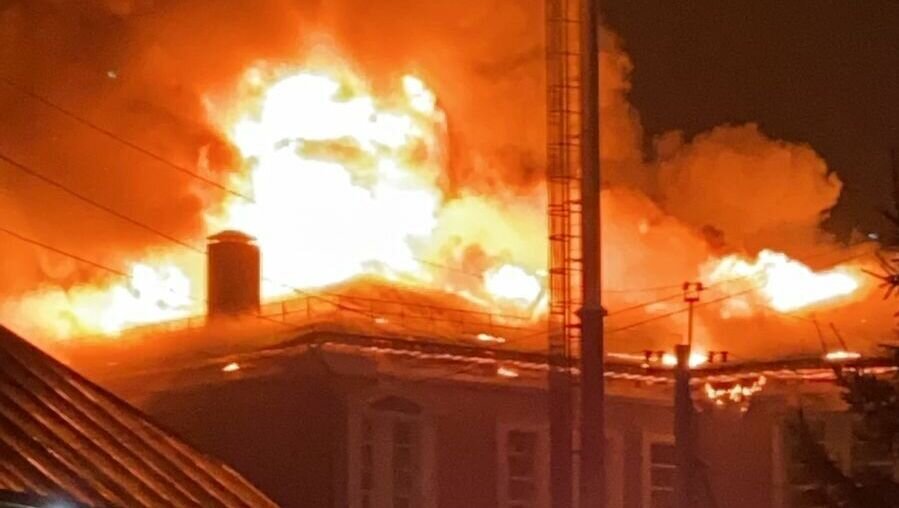     Казанская прокуратура начала проверку по факту пожара в «Михайловской усадьбе». Об этом сообщил старший помощник прокурора Татарстана по взаимодействию со СМИ Руслан Галиев.