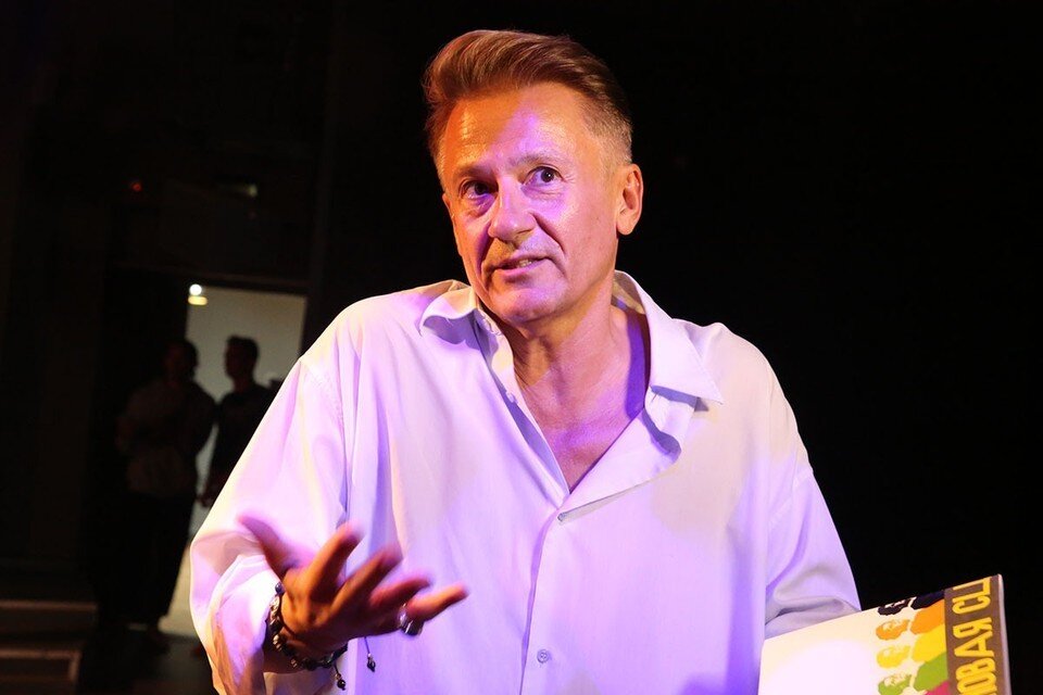     Под сокращение попали артисты, не занятые в репертуаре, но числящиеся в штате. По их мнению, худрук Олег Меньшиков не обеспечил их работой Борис КУДРЯВОВ