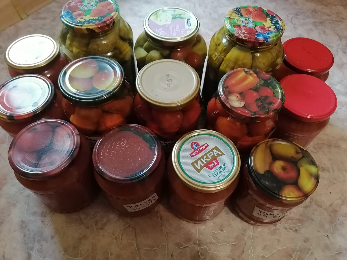 Здесь огурцы, помидоры и томатный сок. На банки наклеиваю этикетки из малярной ленты