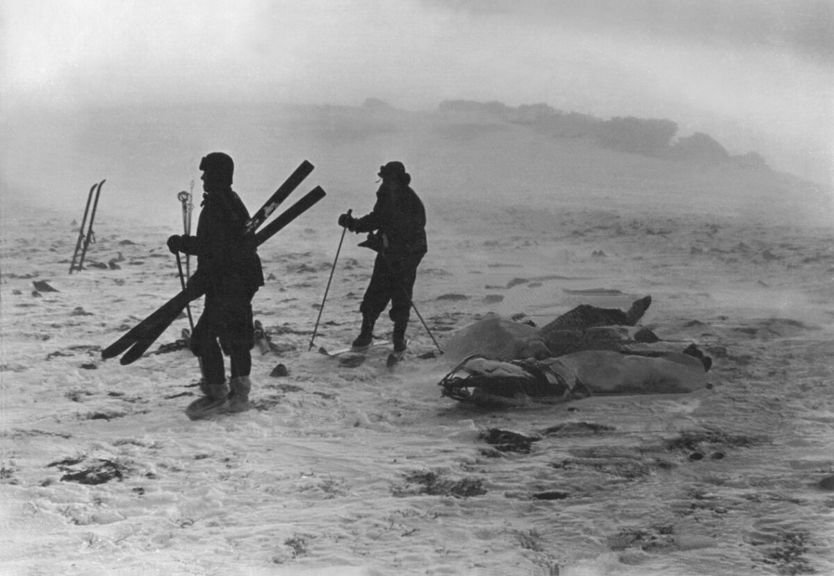 Вот точно также инсценировщики перемещали трупы с каменной гряды в расчищенный ими овраг. 