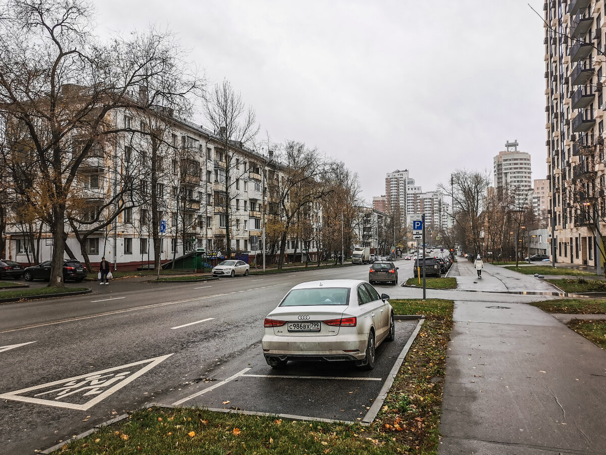Справа виден новый дом, построенный на месте пятиэтажки. Слева - пока ещё старые пятиэтажки. 
