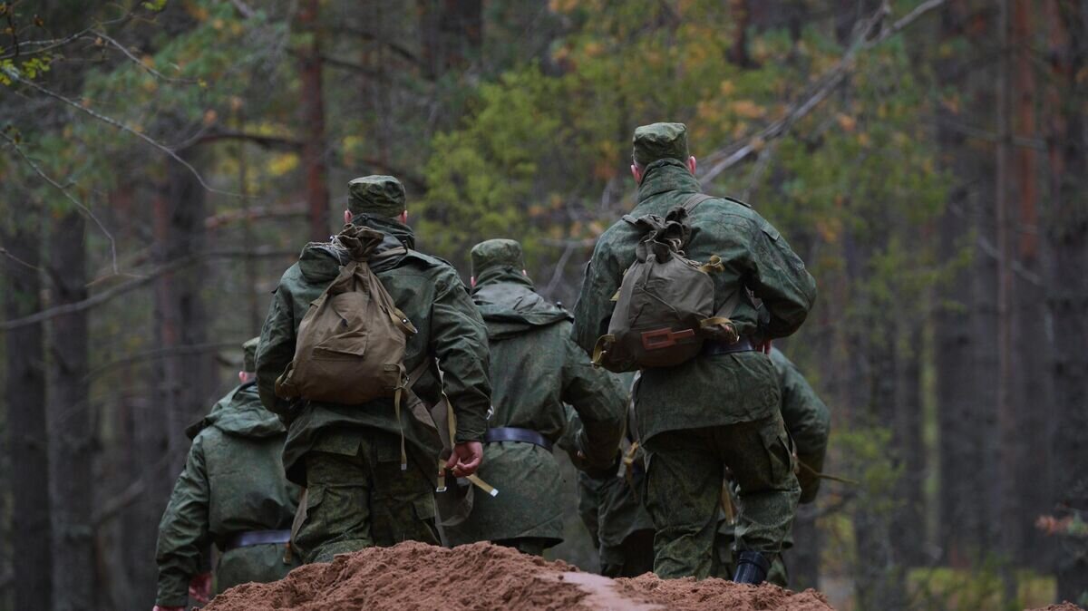    Мобилизованные граждане во время занятий по боевой подготовке на базе военного полигона в Ленинградской области© РИА Новости / Александр Гальперин