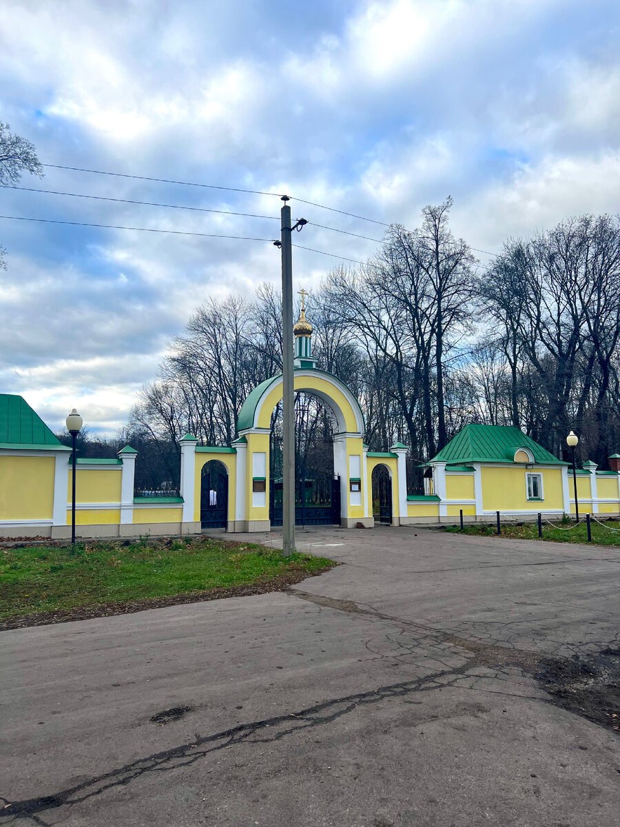 Входные ворота в Монастырь. Фото автора. 