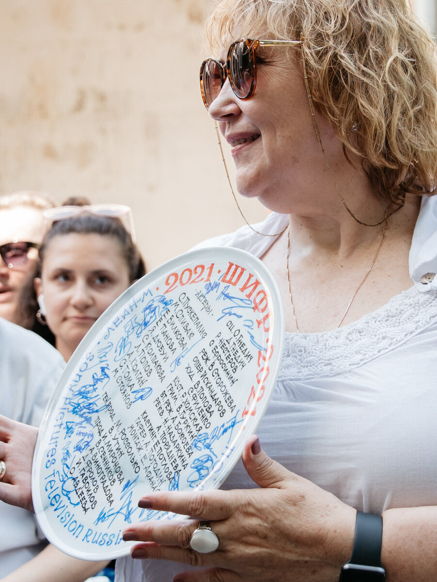 Режиссер Вера Сторожева с тарелкой, которую кинематографисты по традиции разбивают в первый съемочный день