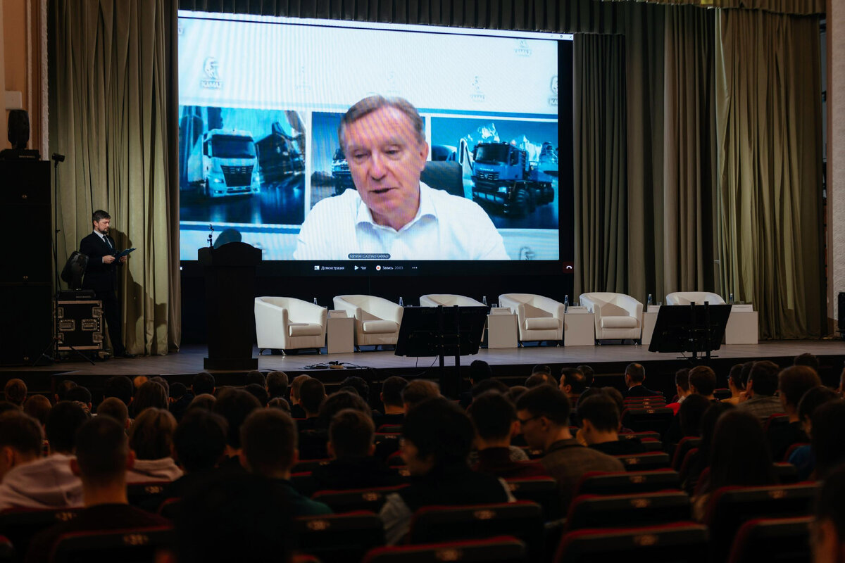 Участников конференции поприветствовал по видеоконференцсвязи генеральный директор «КАМАЗа» Сергей Когогин