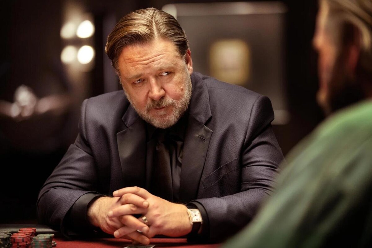    “Покерфейс”: Рассел Кроу в образе миллиардера издевается над друзьями и зрителем Кадр из фильма