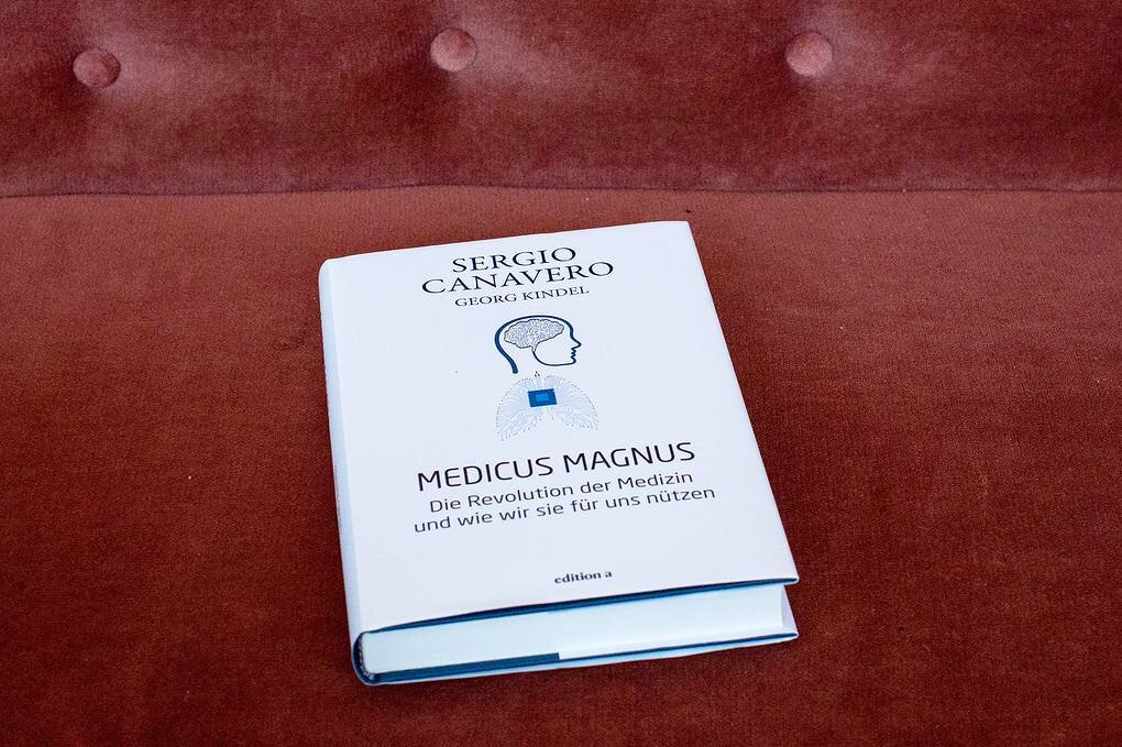 Книга Серджио Канаверо "Medicus Magnus" © EPA-EFE/LISI NIESNER