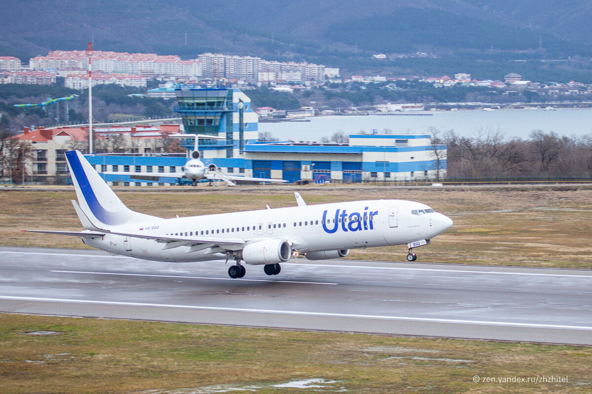 Взлёт самолёта авиакомпании UTair. Фото автора