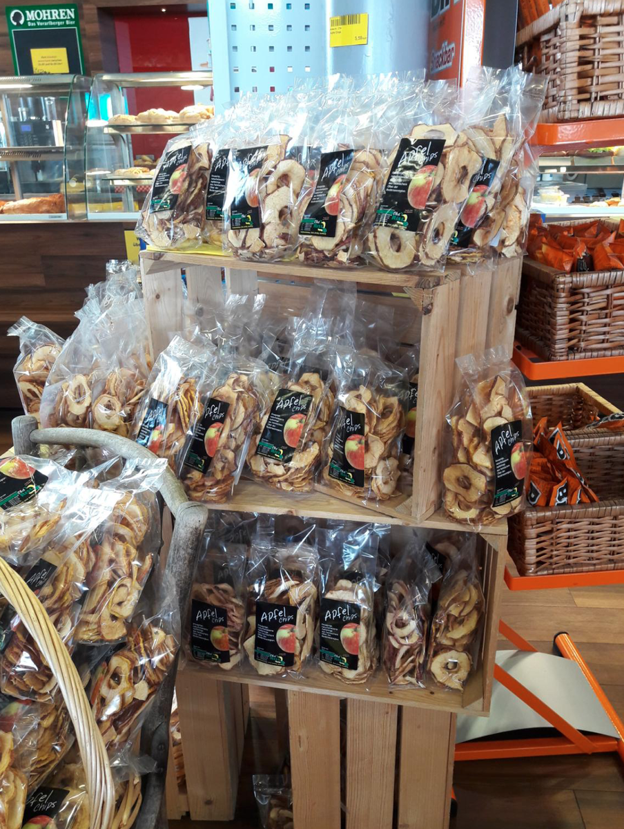 Простые деревянные ящики используются в оформлении витрины