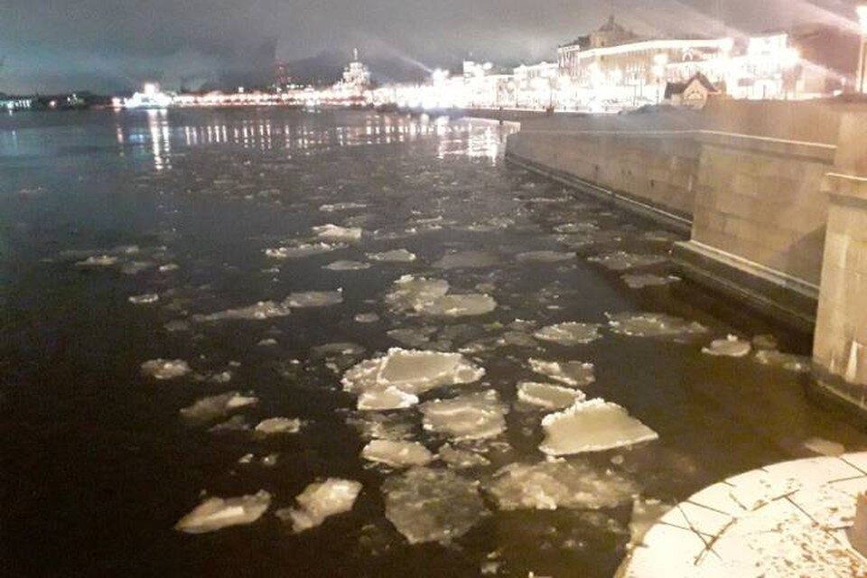     Первый лед с Ладоги добрался до центра Санкт-Петербурга / Фото: Александр Колесов