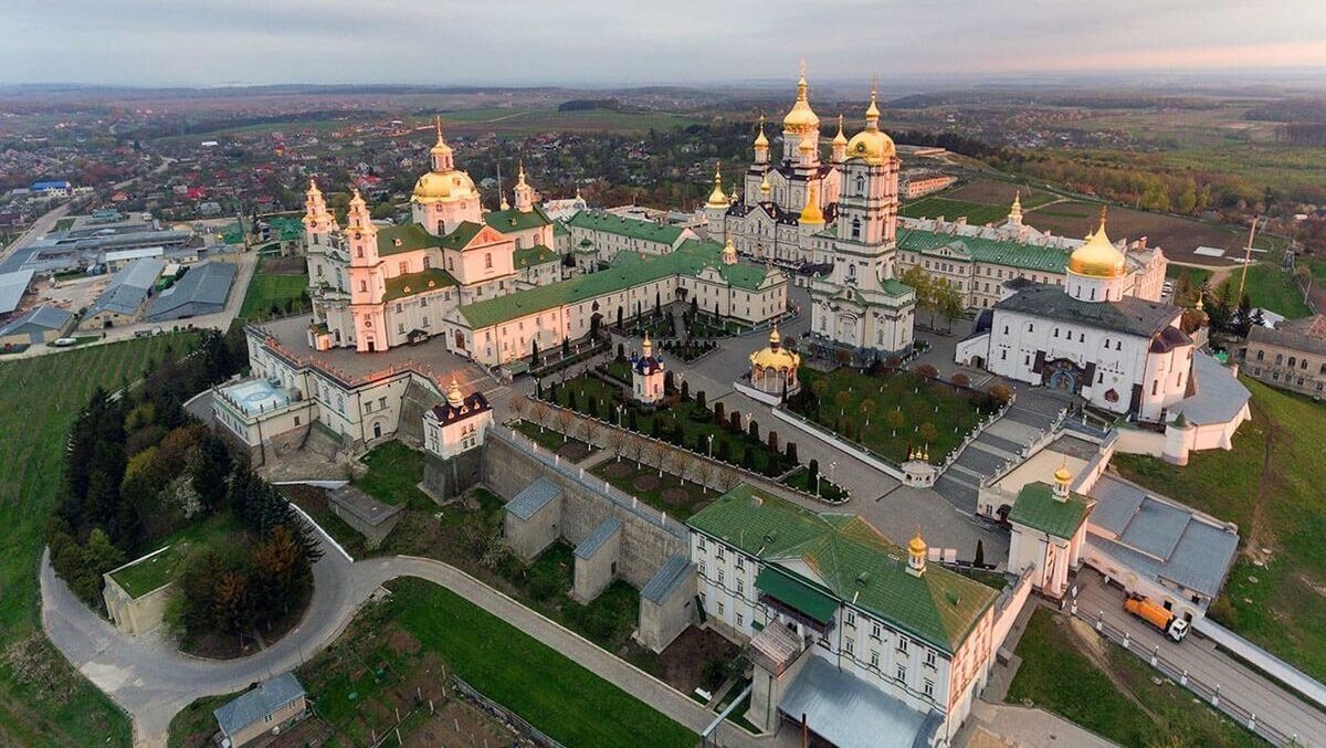 Почаевская Лавра дуб