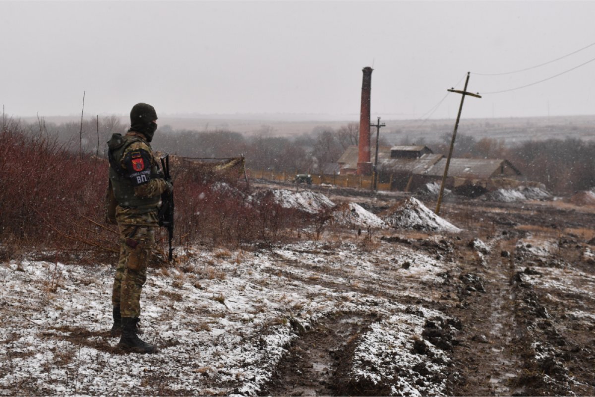    Военнослужащий военной полиции в Андреевке в Донецкой Народной Республике.