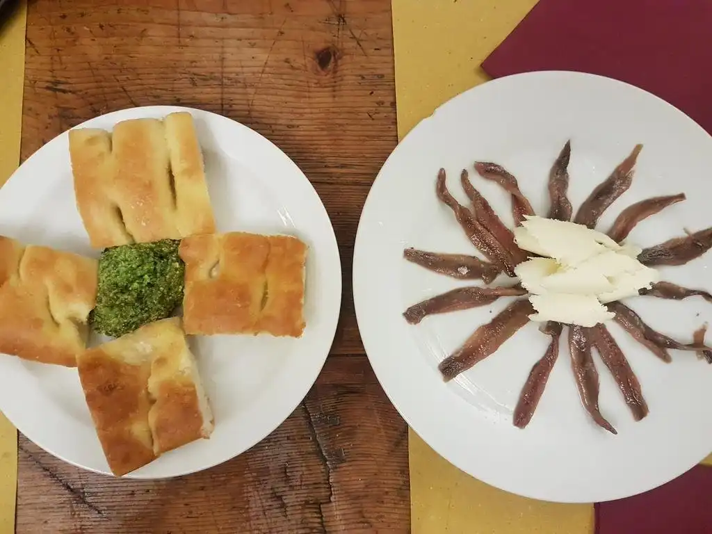 Фокачча с песто и анчовисы