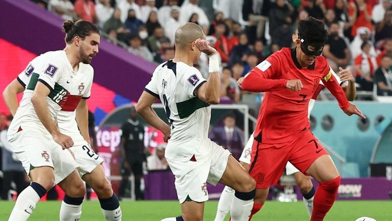    Сон Хын Мин в матче ЧМ-2022 Корея — Португалия.