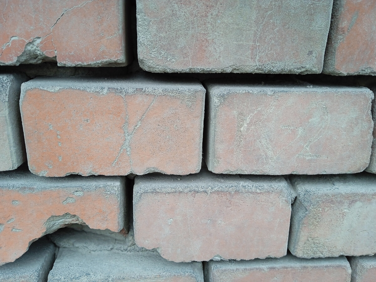 Здесь надпись похожа на "К-2"