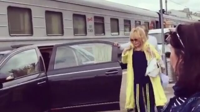    Лимузин Пугачевой на перроне Instagram.com alla_pugacheva_forum