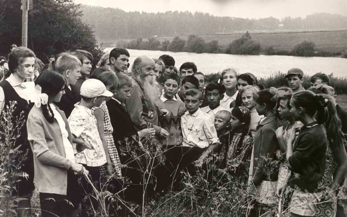 П.П.Смолин с юными натуралистами. Фото из открытых источников.