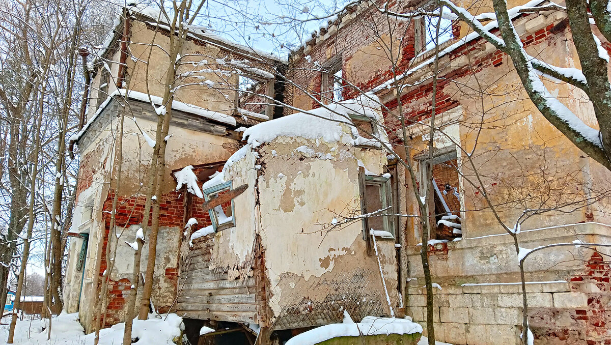 Среди сельской обыденности, словно сказочный дворец, предстает  Преображенская церковь. Все что осталось от усадьбы Полторацких в Красном |  Путешествия на машине | Дзен