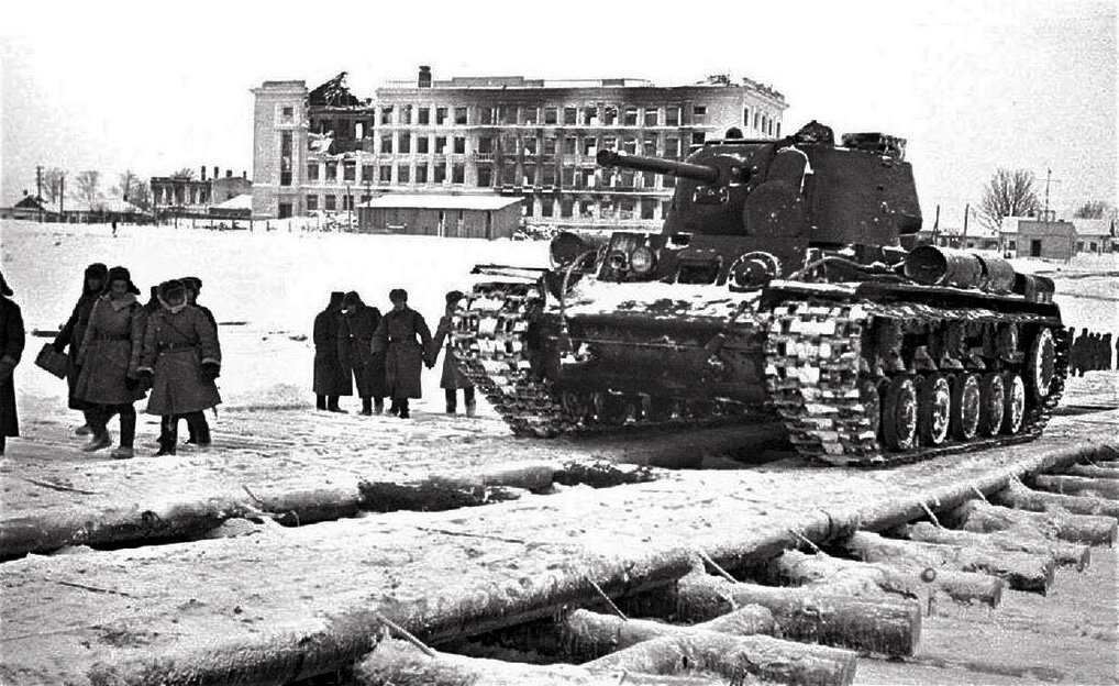 Танковая переправа через Волгу. Калининский фронт, 1941 год. Исходное фото найдено на pinterest.com.