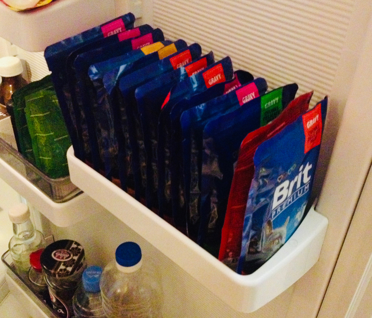 Фотка выглядит немного странно, но эта одна из последних партий, которая не понравилась. Думали, может слишком жарко в квартире и корм портится. Поэтому, сложили в холодильник.