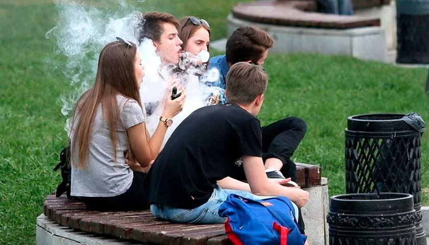 Подростки парят. Курение школьников. Курящие школьники. Курящая молодежь. Школьник с электронной сигаретой.