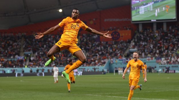    Дензел Дюмфрис празднует гол в матче Нидерландов с США (3:1) на стадионе «Халифа» в Дохе 3 декабря.