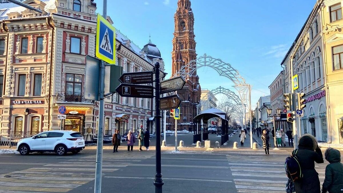     Улицу Баумана в Казани начали подготавливать к новогодним праздникам. К обеду, 7 декабря, по всей улице установили традиционные арки с иллюминацией. Об этом с места сообщил корреспондент Inkazan.