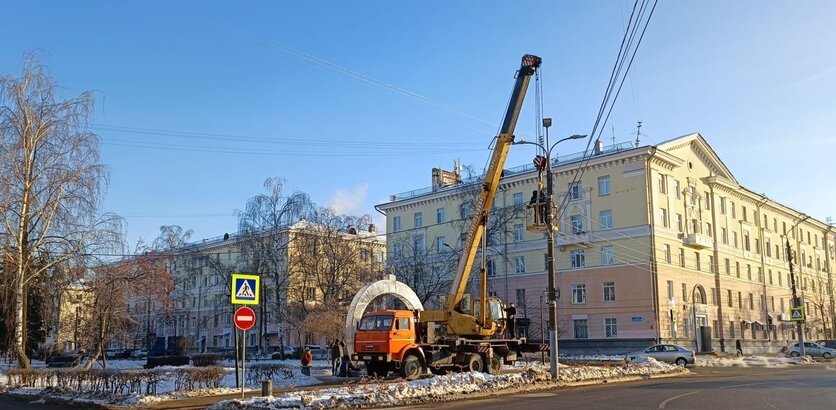    На самых популярных среди сормовичей территориях уже ставят елки и световое оборудование Анастасия Красушкина