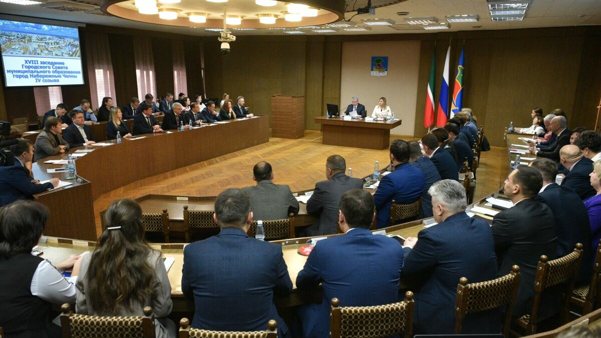     В Набережных Челнах на XVIII заседании городского совета присутствовали 27 из 44 депутатов. При этом семь человек болеют коронавирусом и ОРВИ. Об этом сообщил градоначальник Наиль Магдеев.